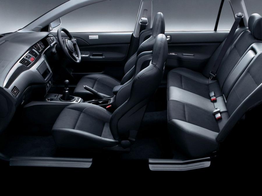 Интерьер Mitsubishi Lancer Evolution IX Wagon 2005 года  (фото 11 из 22)